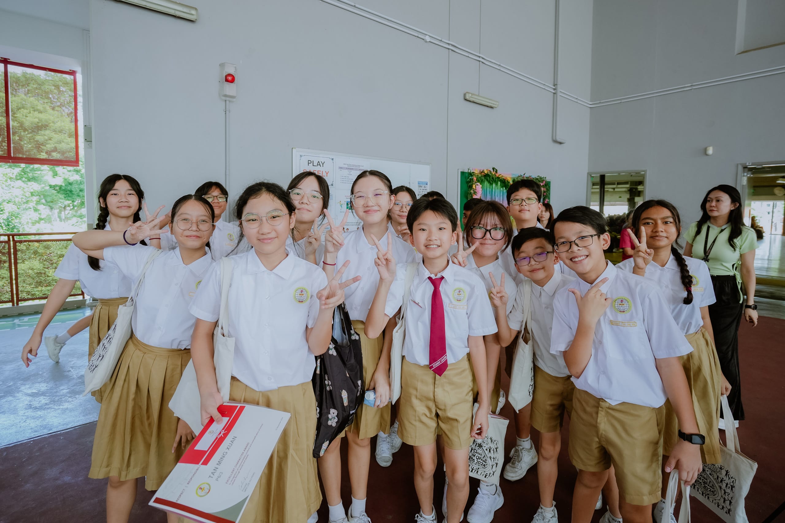 P6 graduation class photo together 